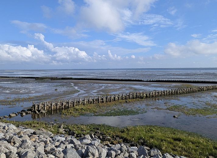 Esszimmer mit Holztisch in Finn Lodge, einem stilvollen Ferienhaus in Ballum, Ameland, Watteninseln.