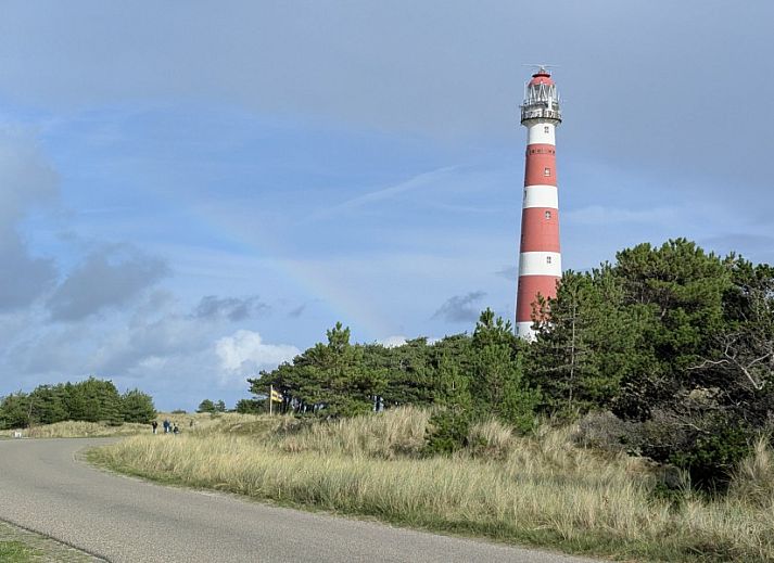 Voll ausgestattete Kueche in Finn Lodge, einer Ferienwohnung in Ballum, Ameland, mit modernen Annehmlichkeiten.