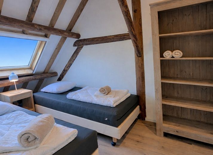 Voll ausgestattete Kueche in Finn Lodge, einer Ferienwohnung in Ballum, Ameland, mit modernen Annehmlichkeiten.