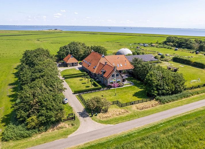 Fully equipped kitchen in Tree Lodge, Ballum, Ameland with modern appliances.