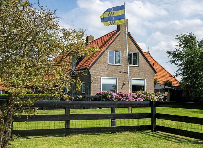 Fully equipped kitchen in Tree Lodge, Ballum, Ameland with modern appliances.