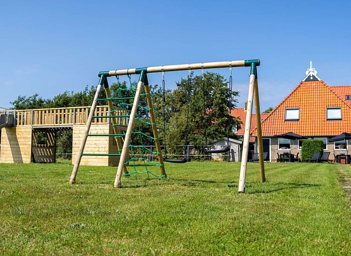 Fully equipped kitchen in Tree Lodge, Ballum, Ameland with modern appliances.