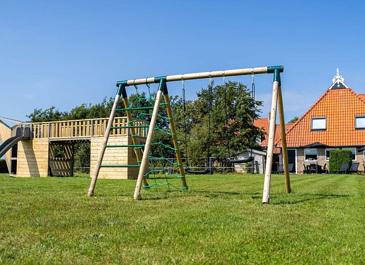 Eethoek met houten tafel in appartement Fleurie, Ballum, Ameland, perfect voor gezellige maaltijden.