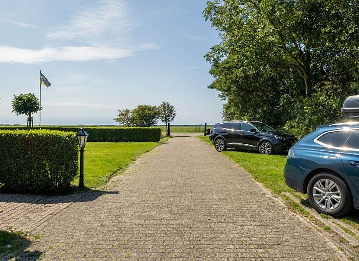 Eethoek met houten tafel in appartement Fleurie, Ballum, Ameland, perfect voor gezellige maaltijden.