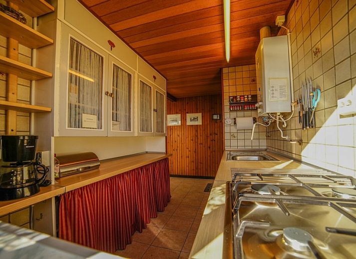 Vorderansicht des Ferienhauses Brockjiske in Ballum, umgeben von viel Gruen.