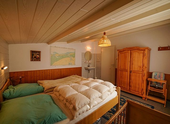 Vorderansicht des Ferienhauses Brockjiske in Ballum, umgeben von viel Gruen.