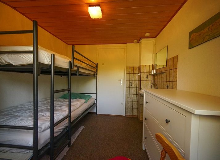 Sonnige Sitzecke im Brockjiske Bungalow auf Ameland, ideal zum Entspannen.