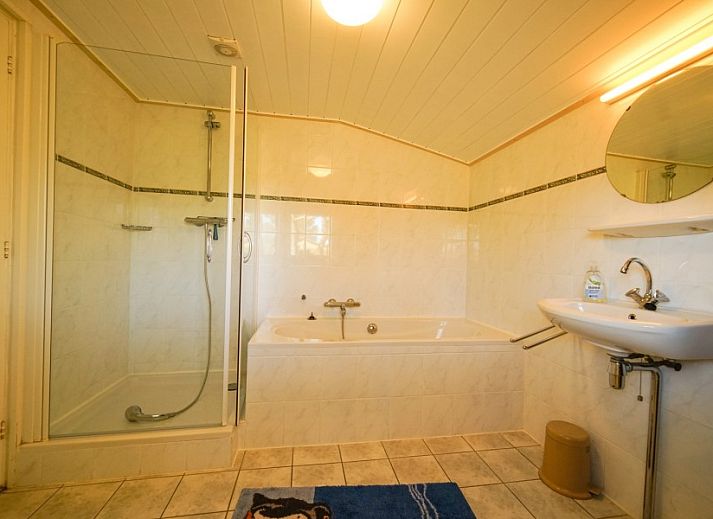 Sonnige Sitzecke im Brockjiske Bungalow auf Ameland, ideal zum Entspannen.