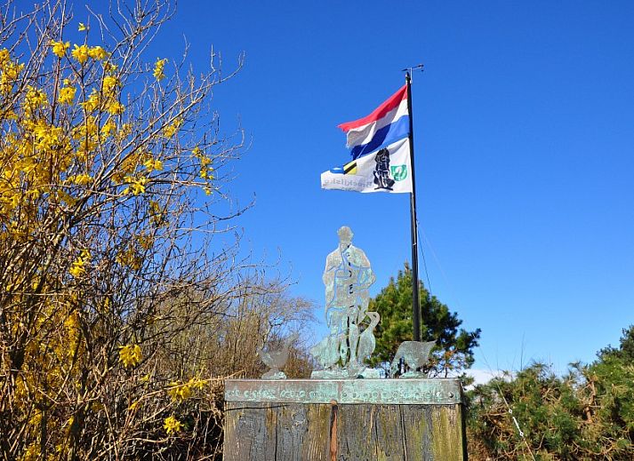 Sonnige Sitzecke im Brockjiske Bungalow auf Ameland, ideal zum Entspannen.