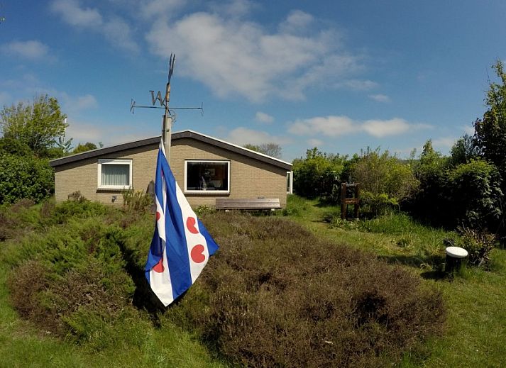 Sonnige Sitzecke im Brockjiske Bungalow auf Ameland, ideal zum Entspannen.