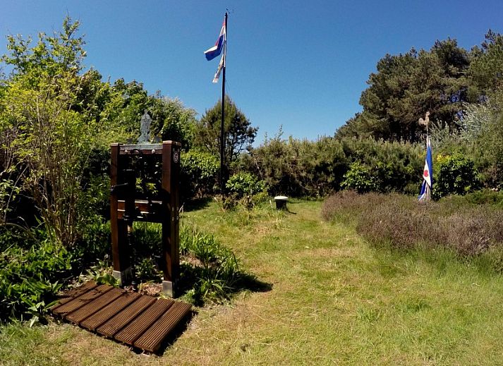 Terrasse des Ferienhauses Brockjiske in Ballum, umgeben von ueppiger Natur.