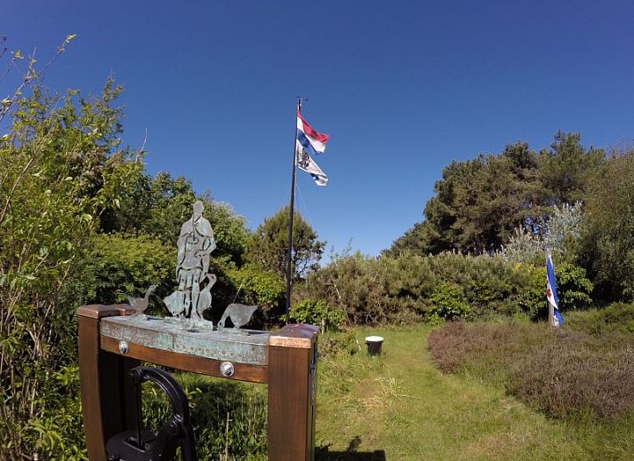 Terrasse des Ferienhauses Brockjiske in Ballum, umgeben von ueppiger Natur.