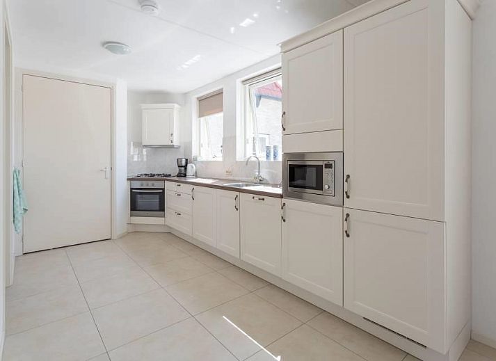 Weigelia Ferienhaus in Ballum, Ameland mit charmanter Fassade und roten Dachziegeln, ideale Lage auf den Watteninseln.