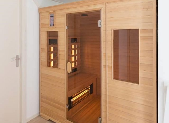 Weigelia Ferienhaus in Ballum, Ameland mit charmanter Fassade und roten Dachziegeln, ideale Lage auf den Watteninseln.