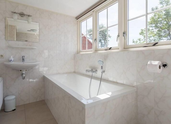 Gemuetliches Wohnzimmer in Weigelia, Ballum, Ameland mit bequemer Sitzecke und viel Tageslicht.