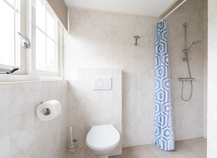 Gemuetliches Wohnzimmer in Weigelia, Ballum, Ameland mit bequemer Sitzecke und viel Tageslicht.