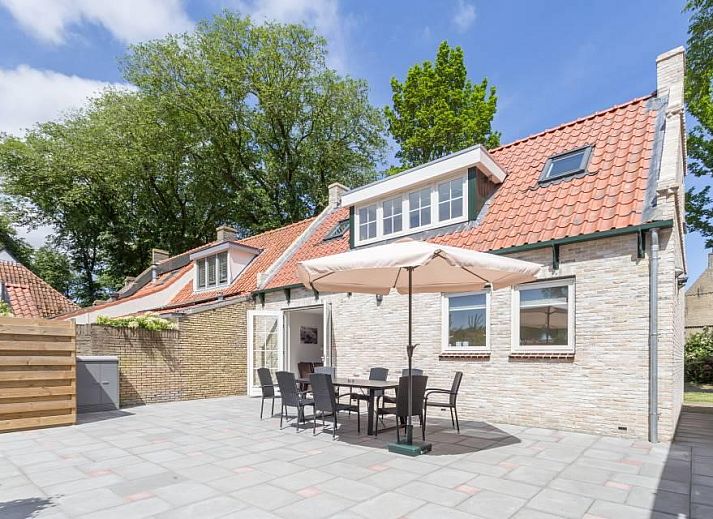 Gemuetliches Wohnzimmer in Weigelia, Ballum, Ameland mit bequemer Sitzecke und viel Tageslicht.