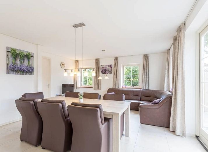 Vakantiehuis Linde in Ballum, Ameland met zonnig terras en groene tuin op de Waddeneilanden.