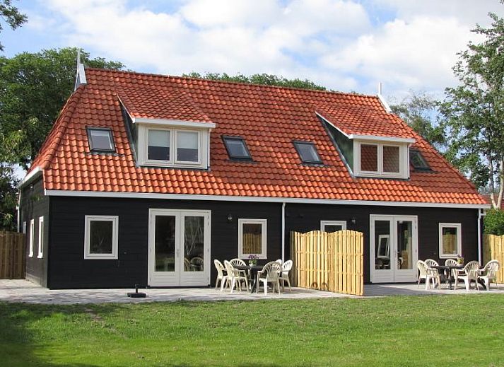 Vakantiehuis Hazelaar in Ballum, Ameland met charmante rode dakpannen en groene omgeving.
