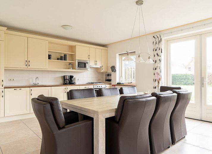 Vakantiehuis Hazelaar in Ballum, Ameland met charmante rode dakpannen en groene omgeving.