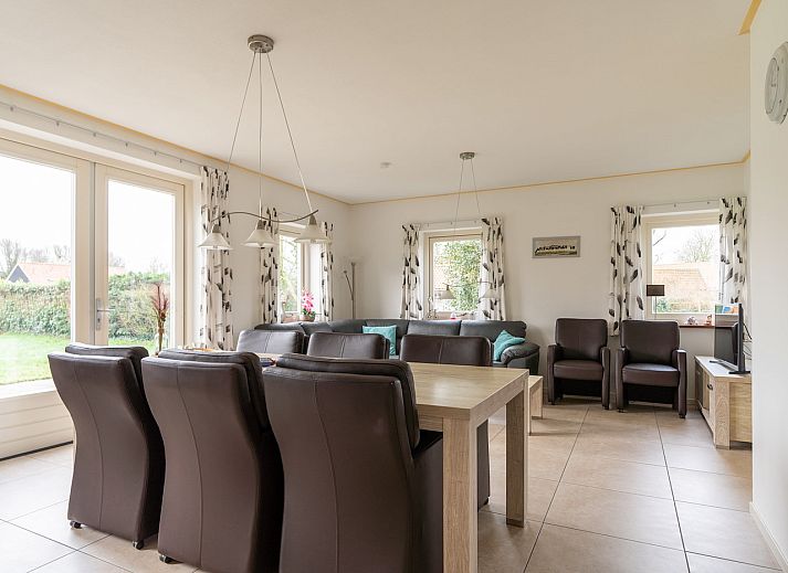 Terras van vakantiehuis Hazelaar in Ballum, Ameland met uitzicht op de tuin.