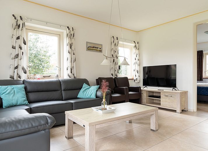 Terras van vakantiehuis Hazelaar in Ballum, Ameland met uitzicht op de tuin.