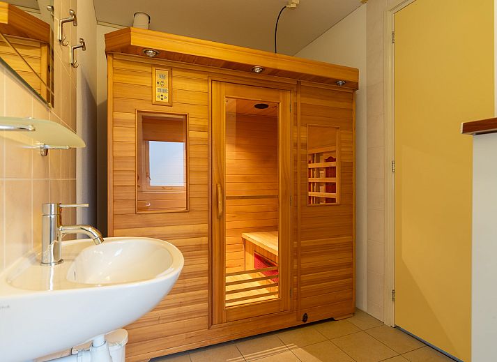 Terras van vakantiehuis Hazelaar in Ballum, Ameland met uitzicht op de tuin.