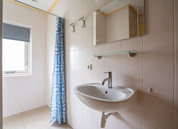 Buitenlamp en naambordje Hazelaar bij vakantiehuis in Ballum, Ameland.