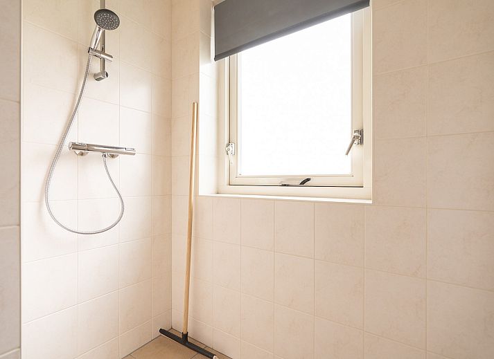 Buitenlamp en naambordje Hazelaar bij vakantiehuis in Ballum, Ameland.