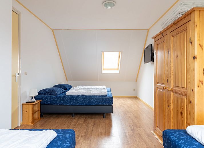 Buitenlamp en naambordje Hazelaar bij vakantiehuis in Ballum, Ameland.