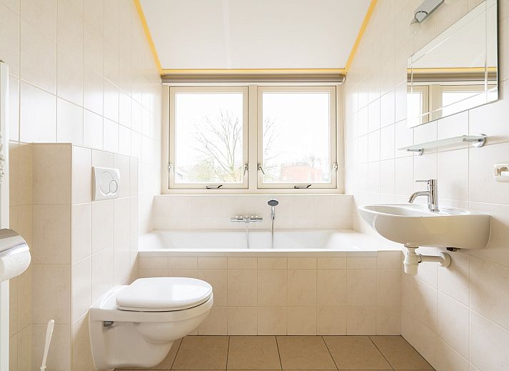 Buitenlamp en naambordje Hazelaar bij vakantiehuis in Ballum, Ameland.