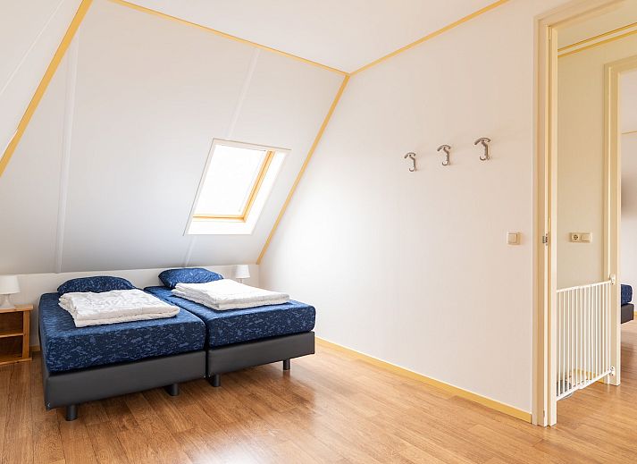 Buitenlamp en naambordje Hazelaar bij vakantiehuis in Ballum, Ameland.