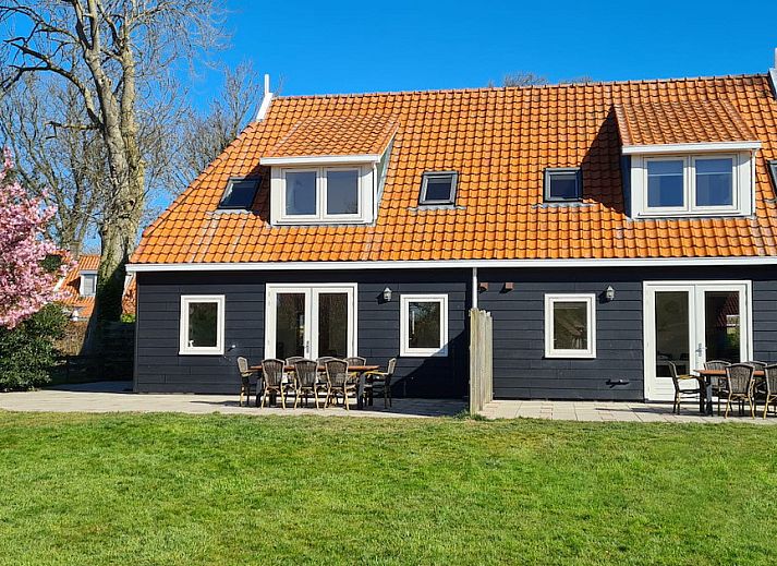 Vakantiehuis Laurier in Ballum, Ameland met traditionele architectuur en charmant rood dak.