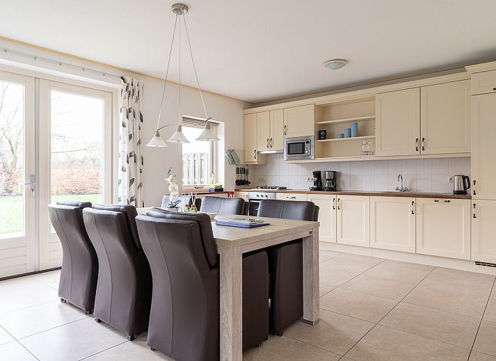 Vakantiehuis Laurier in Ballum, Ameland met traditionele architectuur en charmant rood dak.