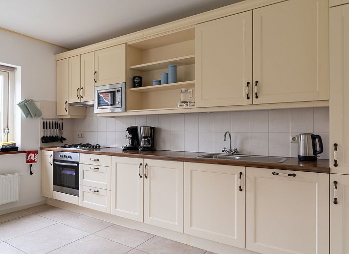 Vakantiehuis Laurier in Ballum, Ameland met traditionele architectuur en charmant rood dak.