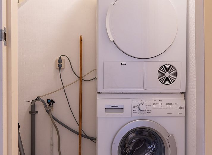 Ruim terras van vakantiehuis Laurier in Ballum, Ameland omgeven door natuur.