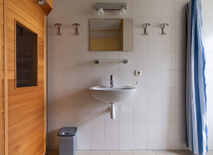 Ruim terras van vakantiehuis Laurier in Ballum, Ameland omgeven door natuur.