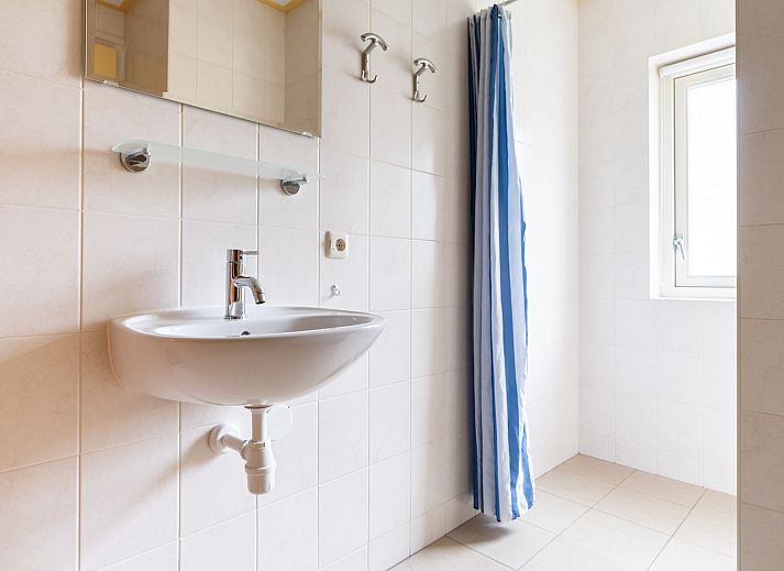 Ruim terras van vakantiehuis Laurier in Ballum, Ameland omgeven door natuur.