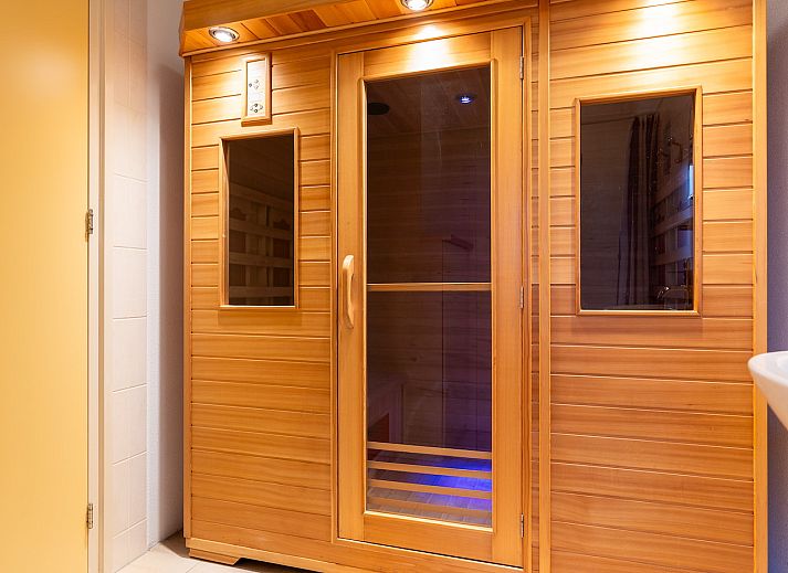 Ruim terras van vakantiehuis Laurier in Ballum, Ameland omgeven door natuur.