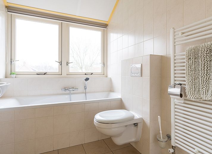 Gezellige woonkamer in vakantiehuis Laurier, Ballum, Ameland met comfortabele zithoek.