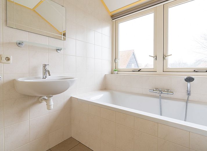 Gezellige woonkamer in vakantiehuis Laurier, Ballum, Ameland met comfortabele zithoek.