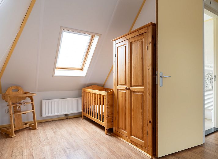 Moderne keuken in vakantiehuis Laurier, Ballum, Ameland met uitzicht op de tuin.