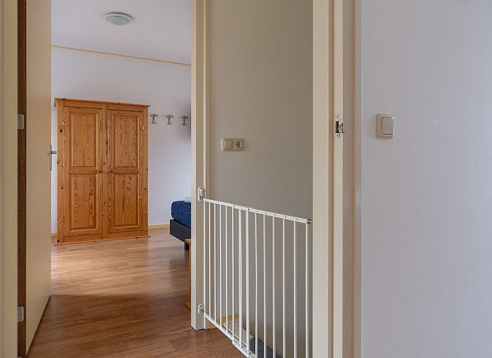 Moderne keuken in vakantiehuis Laurier, Ballum, Ameland met uitzicht op de tuin.