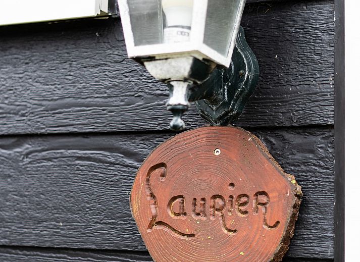 Moderne keuken in vakantiehuis Laurier, Ballum, Ameland met uitzicht op de tuin.