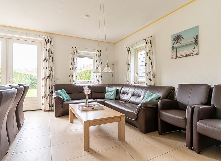 Pappel-Ferienhaus in Ballum, Ameland mit charmanter Holzfassade auf den Watteninseln.