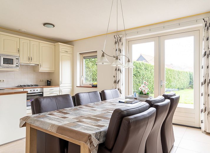 Pappel-Ferienhaus in Ballum, Ameland mit charmanter Holzfassade auf den Watteninseln.