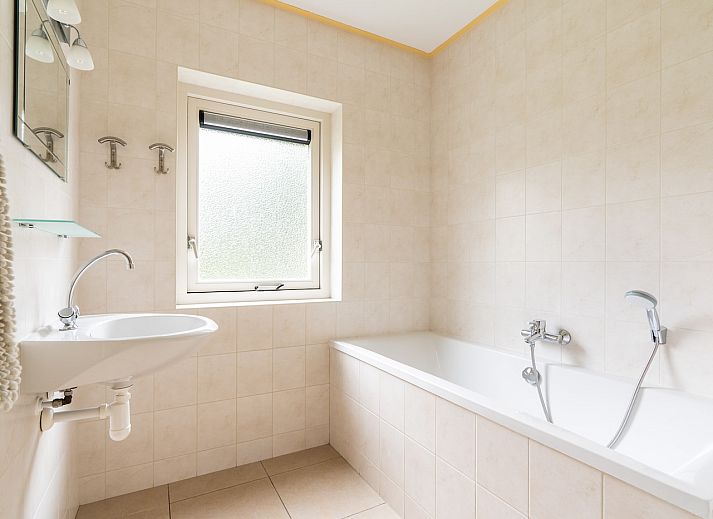 Gemuetliches Wohnzimmer im Pappel-Ferienhaus, Ballum, Ameland mit komfortabler Sitzecke.