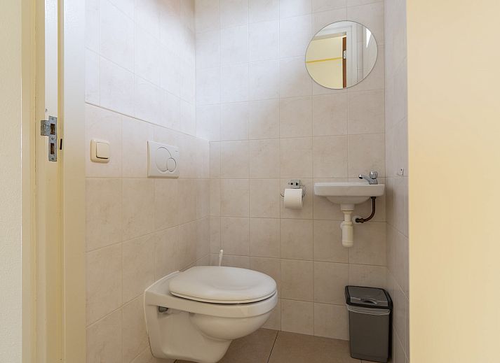 Gemuetliches Wohnzimmer im Pappel-Ferienhaus, Ballum, Ameland mit komfortabler Sitzecke.