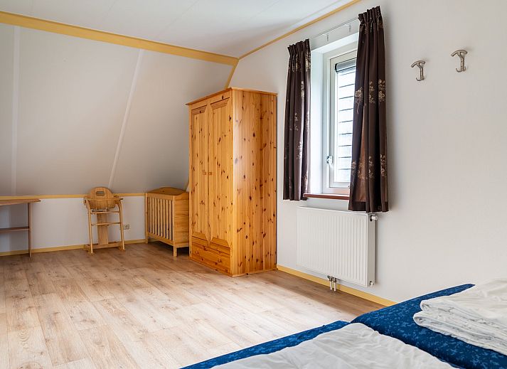 Helles Wohnzimmer des Pappel-Ferienhauses in Ballum, Ameland mit Blick auf den Garten.