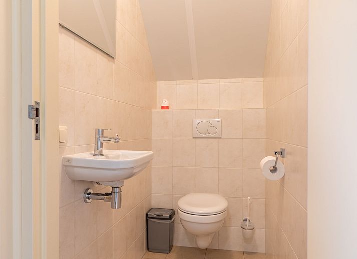 Helles Wohnzimmer des Pappel-Ferienhauses in Ballum, Ameland mit Blick auf den Garten.